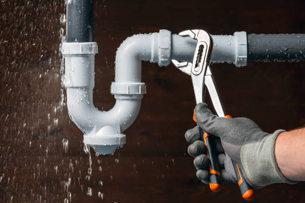 Professional Emergency Plumber technician working in Linden, VA
